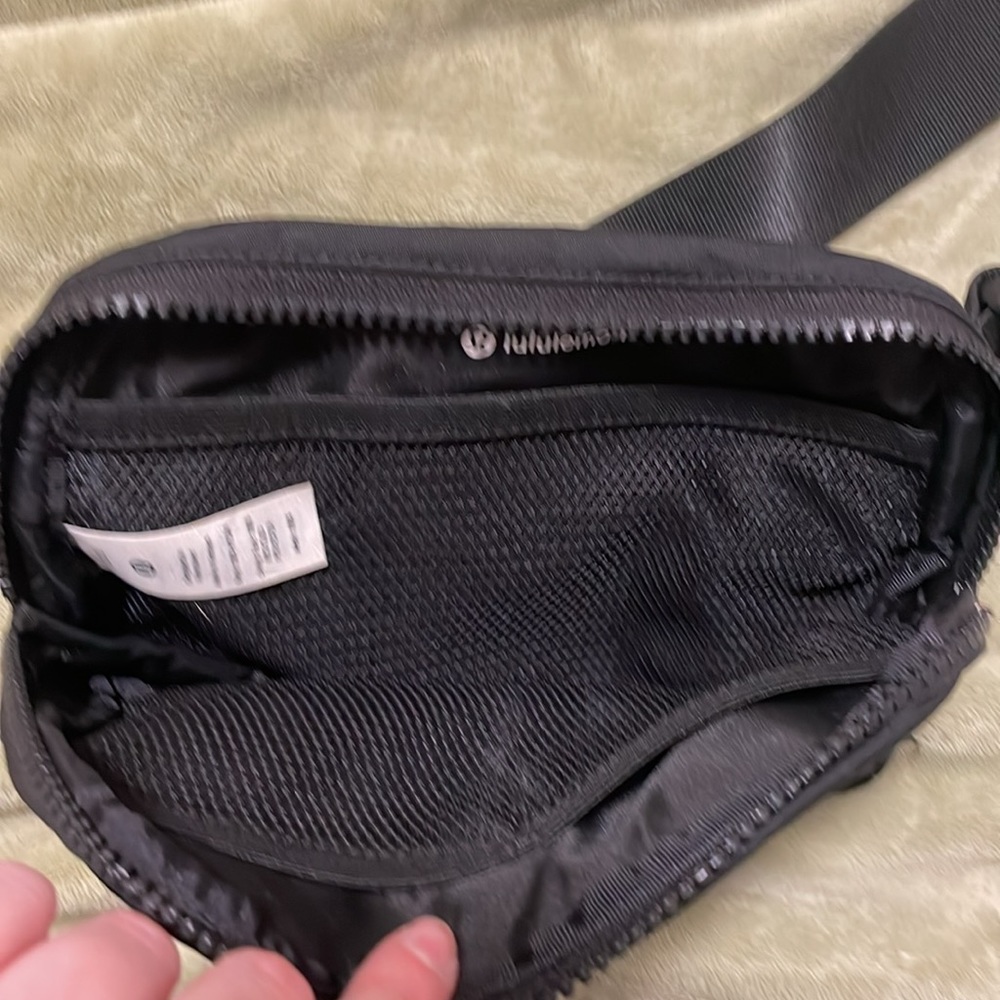 lululemon athletica Black Crossbody Belt Bag EUC - Picture 2 of 4